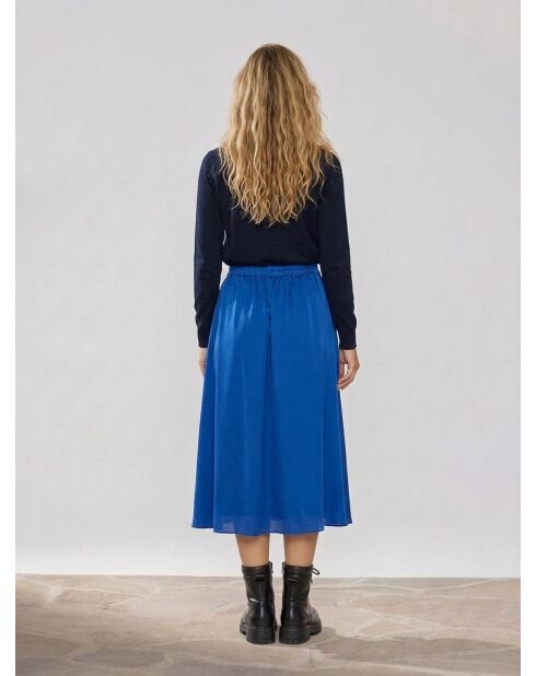 Blauwe satijnen midirok met rolletjes