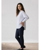 Himmelblaue, locker sitzende Baumwollbluse mit gestreifter Krone