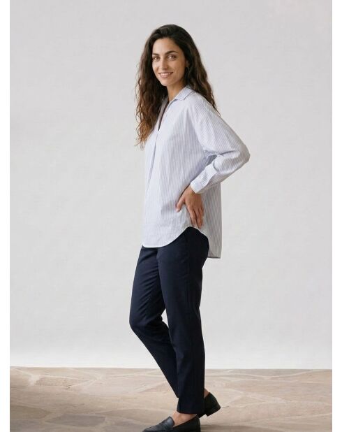Himmelblaue, locker sitzende Baumwollbluse mit gestreifter Krone