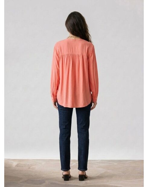 Zalmroze soepelvallende blouse met lange mouwen