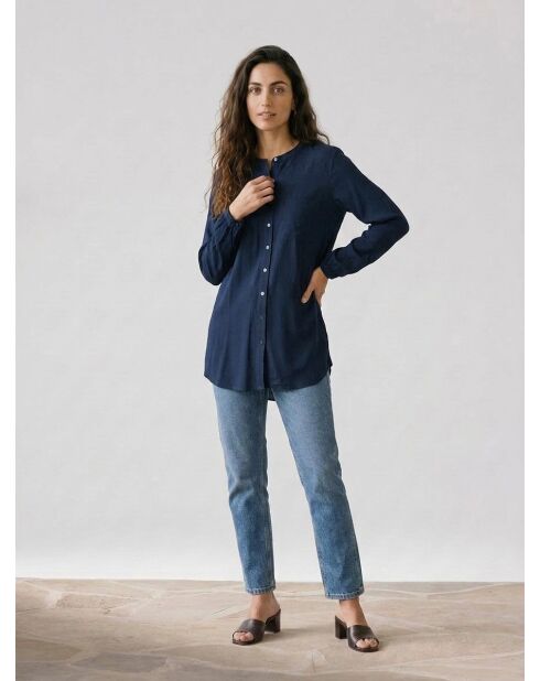 Marineblaue Bluse mit Maokragen und Knöpfen