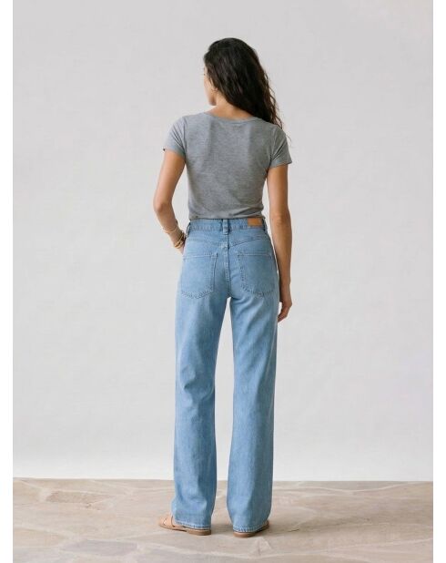 Hellblaue Flare-Jeans
