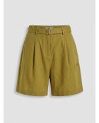 Olivgrüne Bermudashorts mit Gürtel