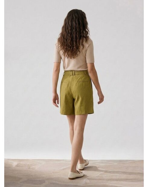 Olivgrüne Bermudashorts mit Gürtel