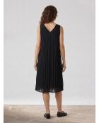 Schwarzes Kleid mit Kleidern