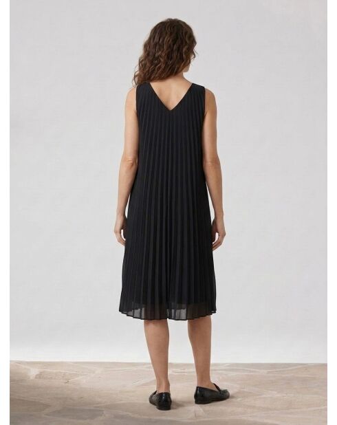 Schwarzes Kleid mit Kleidern