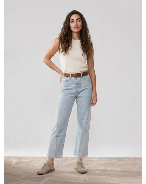 Hellblaue Boyfriend-Jeans mit kurzen Nähten