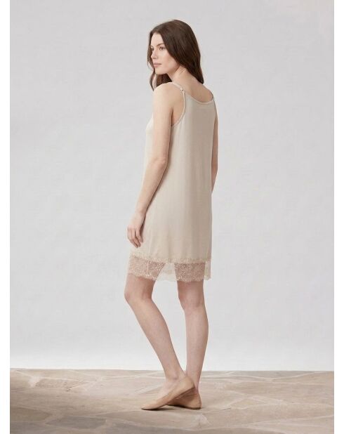 Beiges Kleid mit Spitzensockel