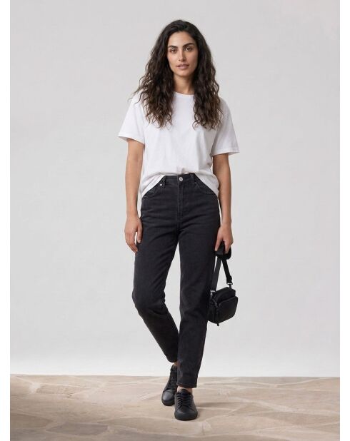 Gewaschene schwarze Mom-Jeans