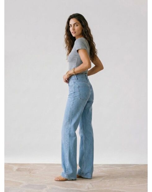 Hellblaue Flare-Jeans