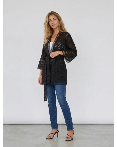 Zwart jasje met Engels borduursel