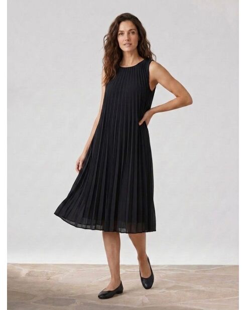 Schwarzes Kleid mit Kleidern