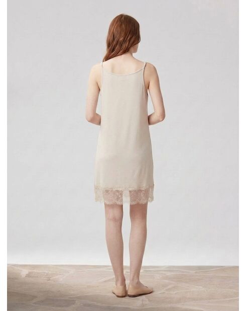 Beiges Kleid mit Spitzensockel