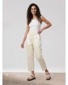 Weiße Jeans mit Oversize-Aufnäher und hoher Taille