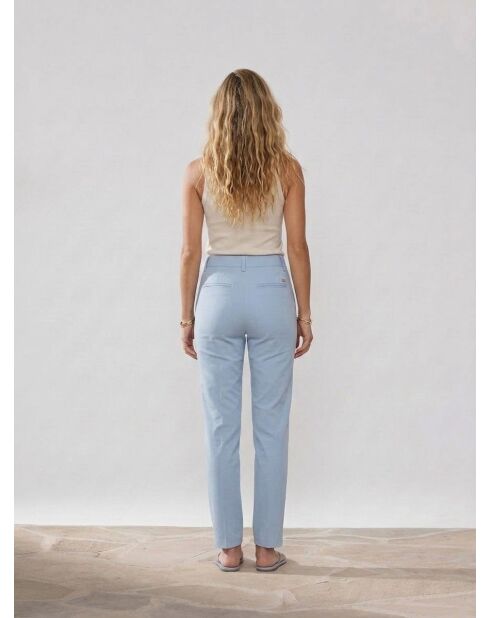 Pantalones chinos azul claro