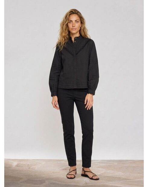 Camicetta in cotone biologico 100% con ricamo inglese nero