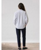 Himmelblaue, locker sitzende Baumwollbluse mit gestreifter Krone