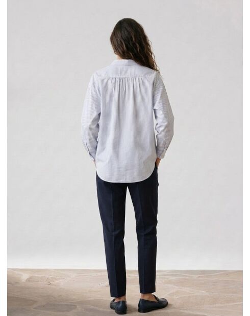 Himmelblaue, locker sitzende Baumwollbluse mit gestreifter Krone