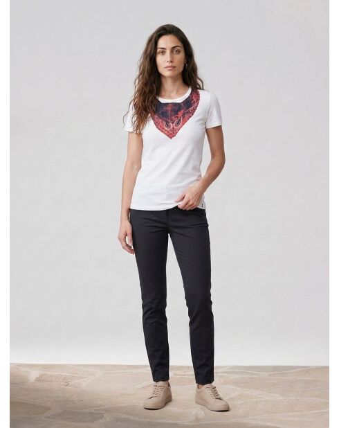 Cremefarbenes, rot/schwarz bedrucktes T-Shirt