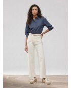 Weiße Jeans mit hohem Bund und weitem Bein