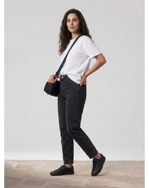 Gewaschene schwarze Mom-Jeans