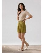 Olivgrüne Bermudashorts mit Gürtel