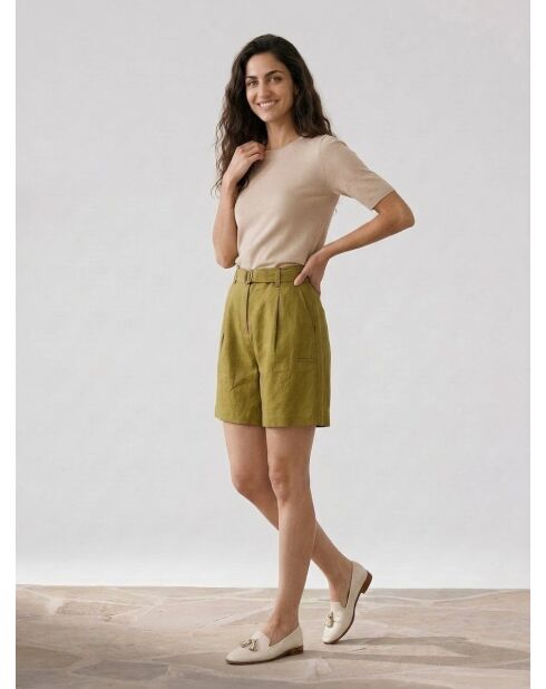 Olivgrüne Bermudashorts mit Gürtel