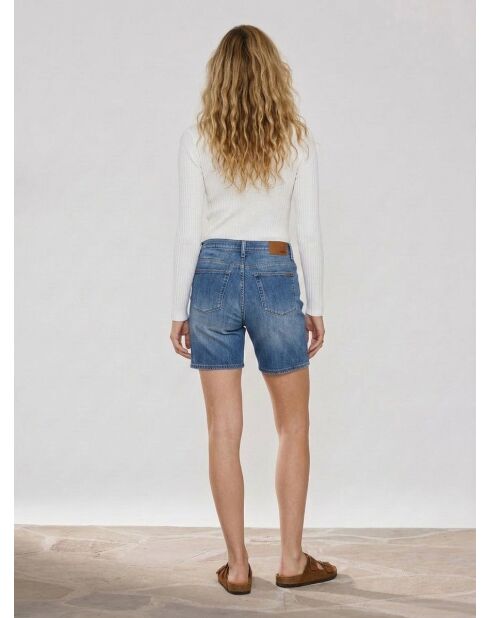 Blaue Jeansshorts, getragen für Jungen