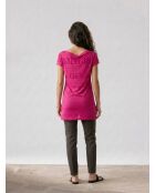 Camiseta larga rosa con estampado de gaceta
