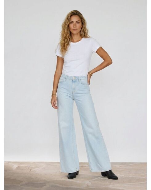 Hellblaue Jeans mit weitem Bein