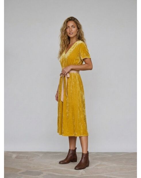 Gelbes fließendes Hoek-Kleid