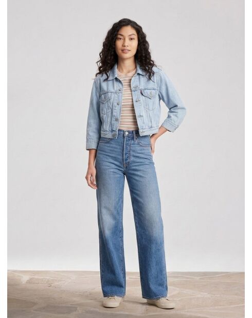 Blaue Jeansjacke mit kurzen Ärmeln