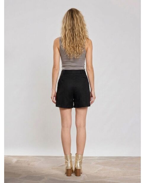 Ezielle schwarze Shorts