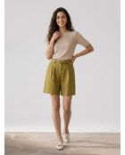 Olivgrüne Bermudashorts mit Gürtel