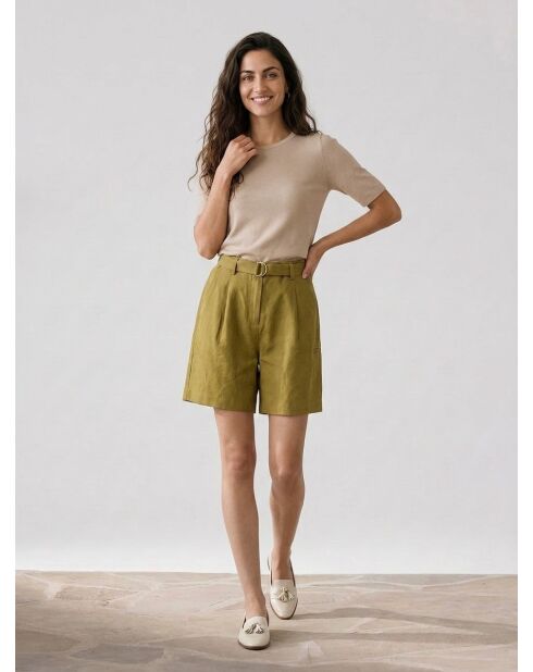 Olivgrüne Bermudashorts mit Gürtel