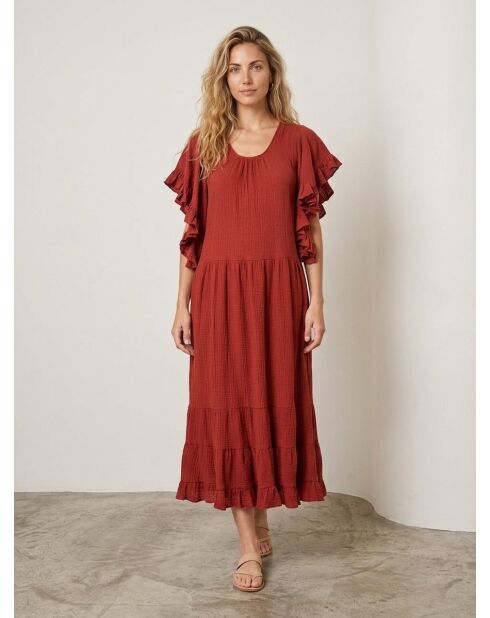 Langes Kleid mit Backsteinrüschen