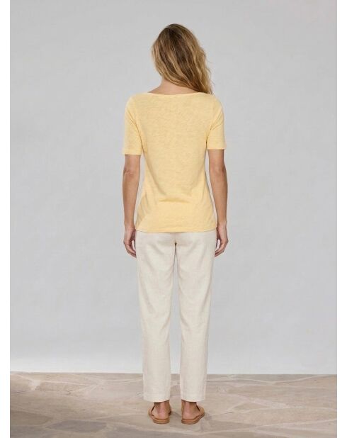 Gelbes T-Shirt mit U-Boot-Ausschnitt
