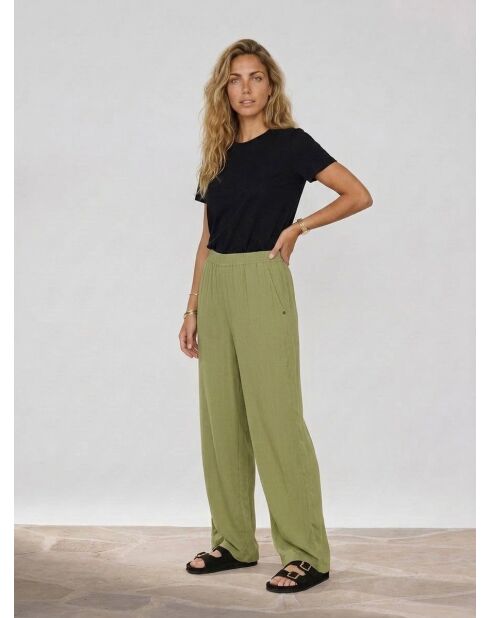Mittelgrüne, weite und fließende Hose