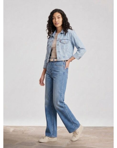 Blaue Jeansjacke mit kurzen Ärmeln