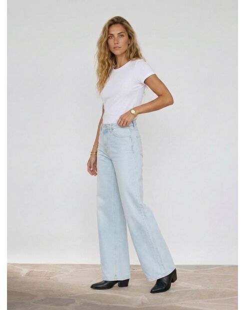 Hellblaue Jeans mit weitem Bein