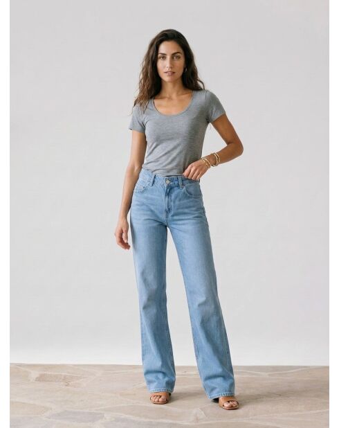 Hellblaue Flare-Jeans