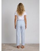 Hellblaue, maßgeschneiderte Hose aus Baumwolle und Leinen