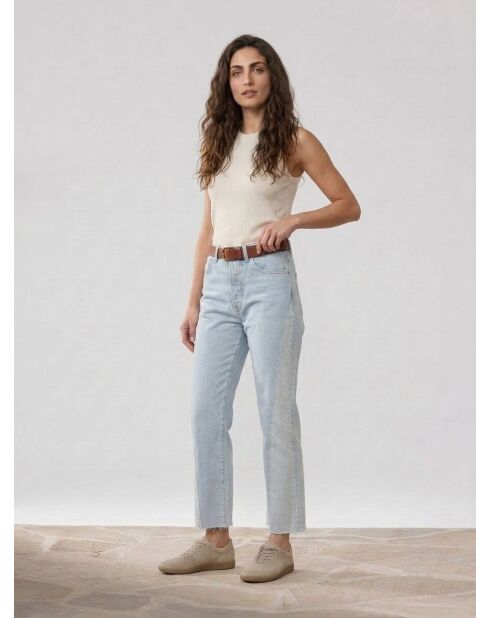 Hellblaue Boyfriend-Jeans mit kurzen Nähten