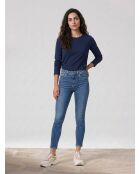 Blaue Skinny-Jeans mit hoher Taille