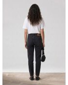 Gewaschene schwarze Mom-Jeans