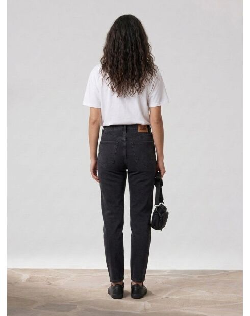 Gewaschene schwarze Mom-Jeans