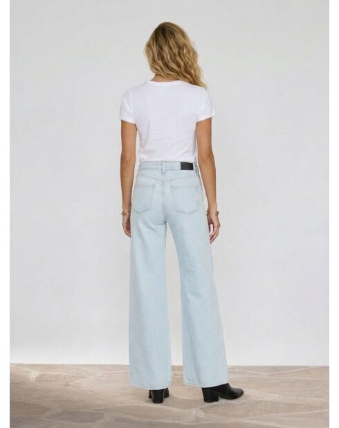 Hellblaue Jeans mit weitem Bein