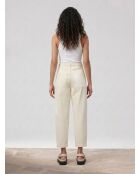 Weiße Jeans mit Oversize-Aufnäher und hoher Taille