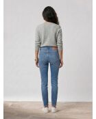 Mittelblaue Skinny-Jeans mit hoher Taille