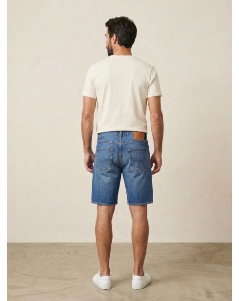 Gerade geschnittene, blau gewaschene Jeansshorts